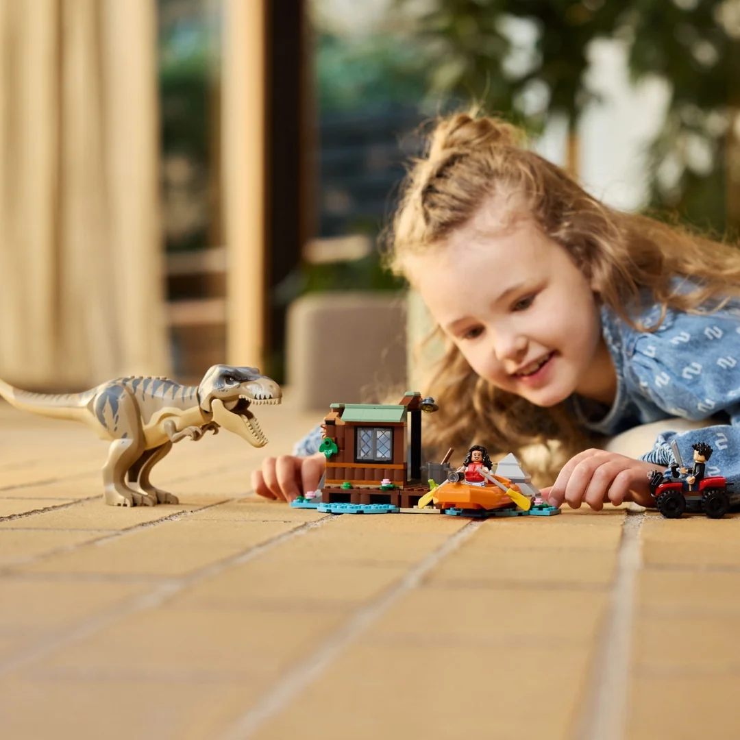 LEGO® Jurassic World 76975 T-rex a útěk po řece