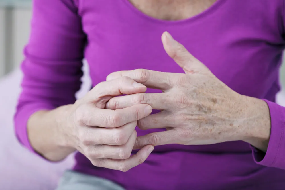 Artróza drobných kloubů na ruce postihuje zejména ženy.
