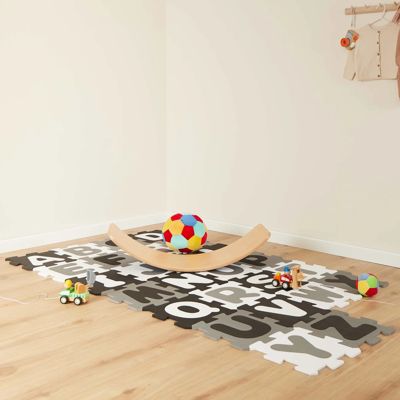 Bieco Pěnová hrací podložka s abecedou - puzzle black & white - 26 ks