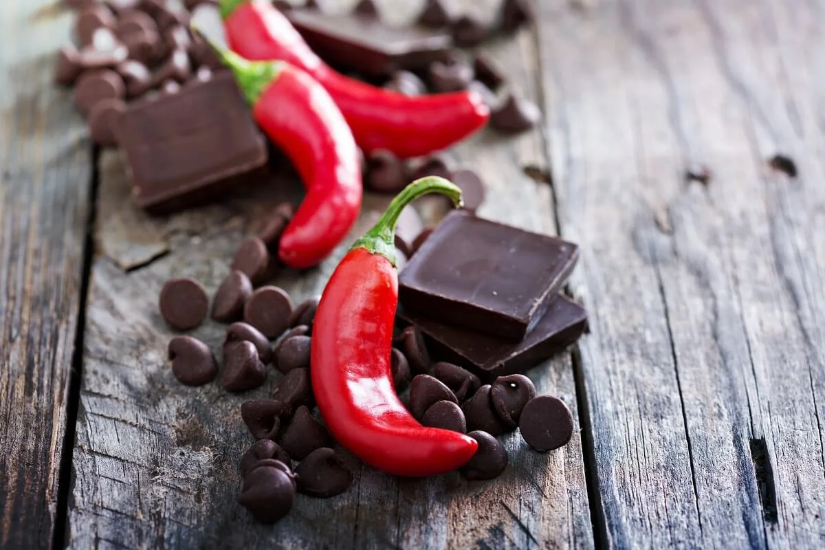 Tmavá čokoláda a chilli papričky pomáhají tělu vylučovat endorfiny. Tmavá čokoláda a chilli papričky pomáhají tělu vylučovat endorfiny.