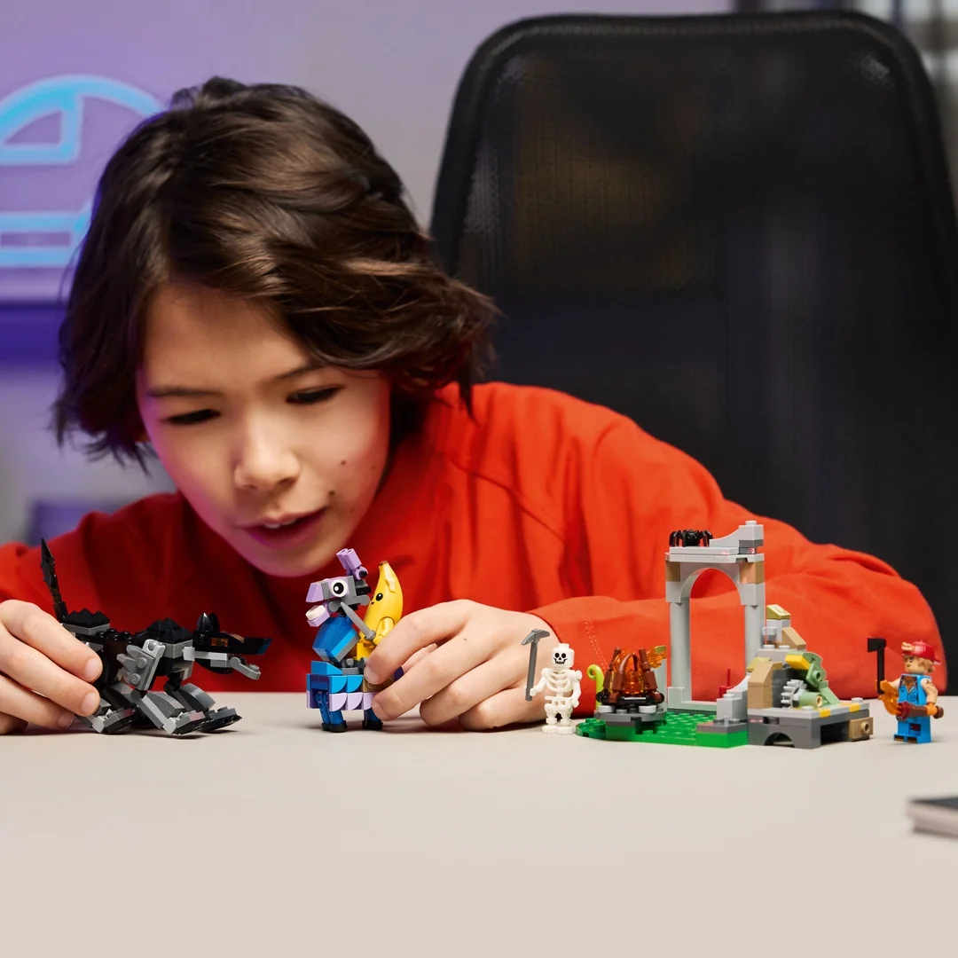 LEGO® Fortnite® 77075 Peely a Sparkplug a jejich tábořiště