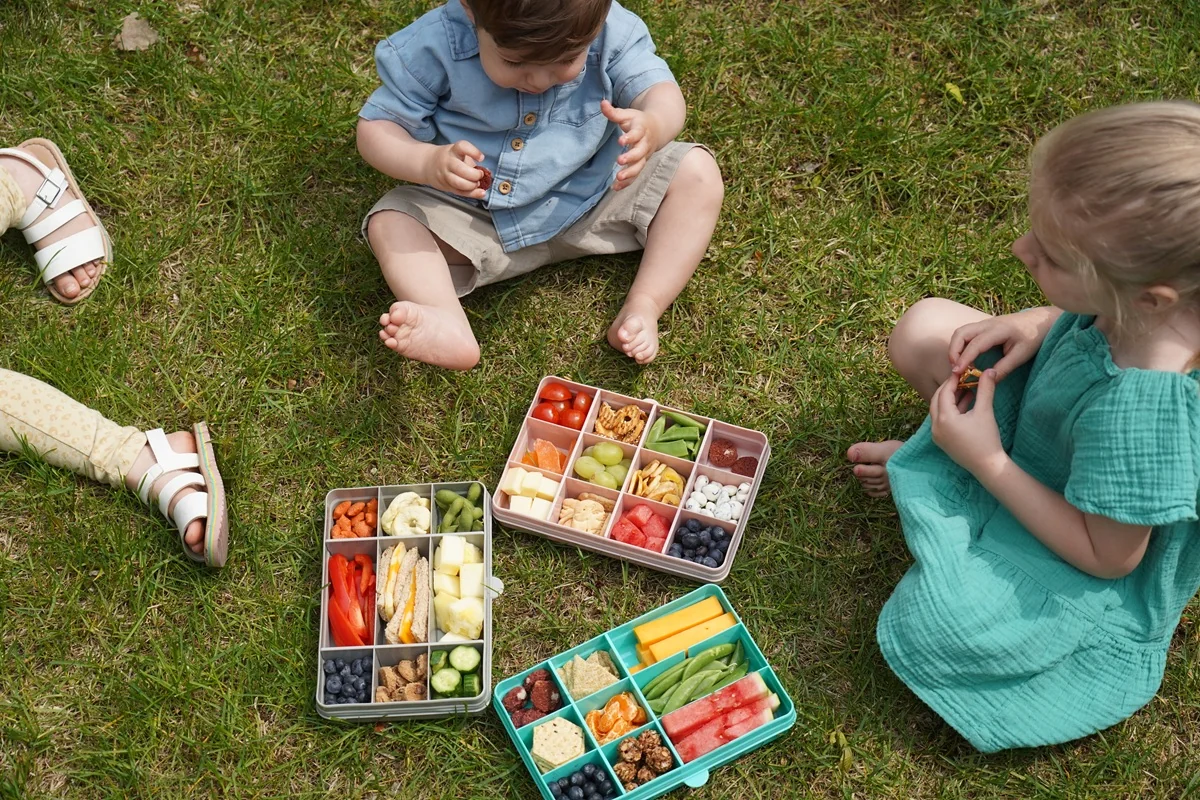 Melii Snackle Box krabička na svačinu 1368 ml - šedá