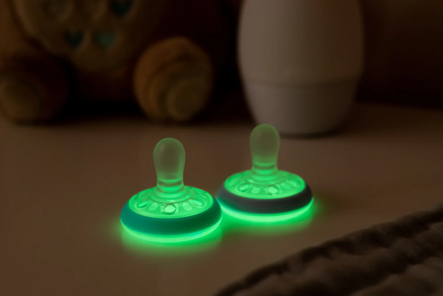 Tommee Tippee Dudlík Breast-like Night modrá 6-18m 2 ks