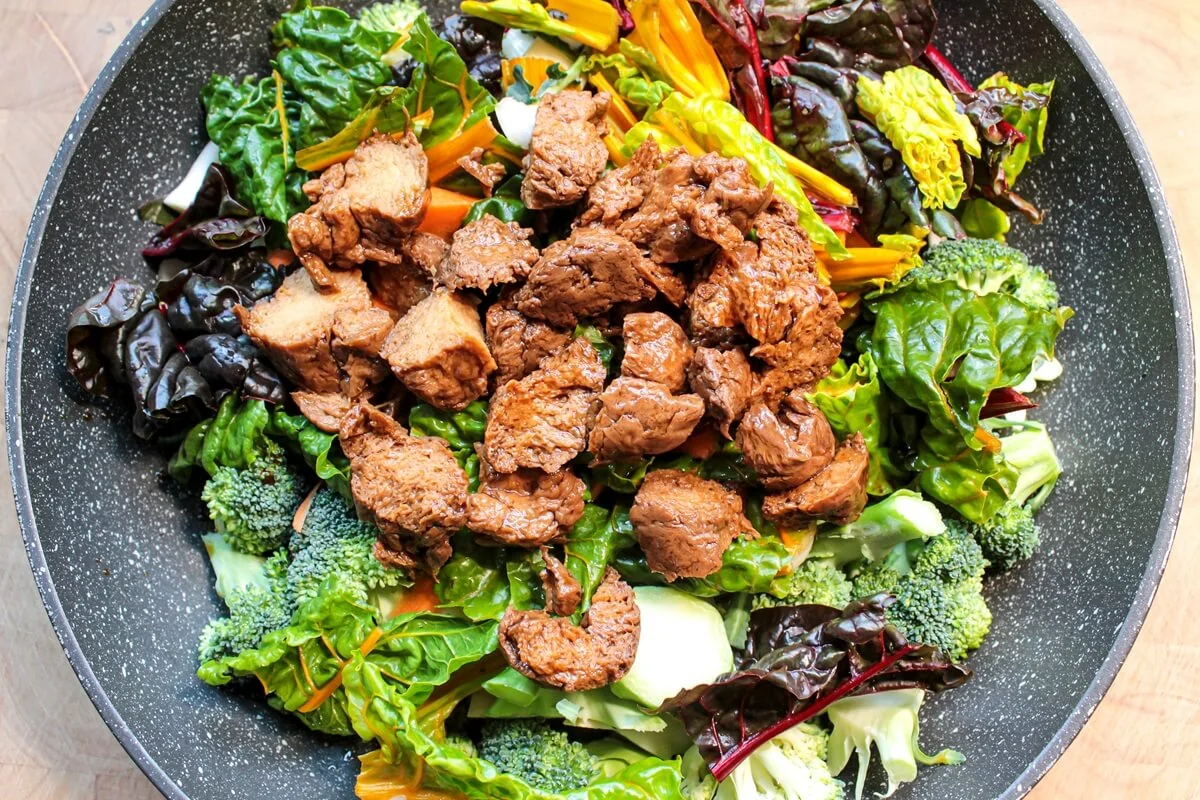 Seitan v zeleninovém salátu Seitan v zeleninovém salátu
