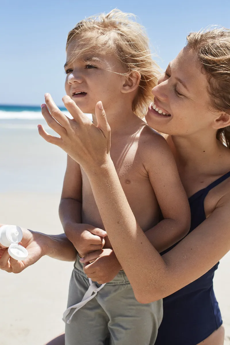 NAIF Ochranné mléko na opalování pro děti a miminka SPF50 200 ml