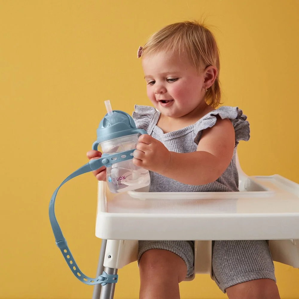 B.BOX Hrneček s brčkem 240 ml + Univerzální silikonový pásek - set modrý