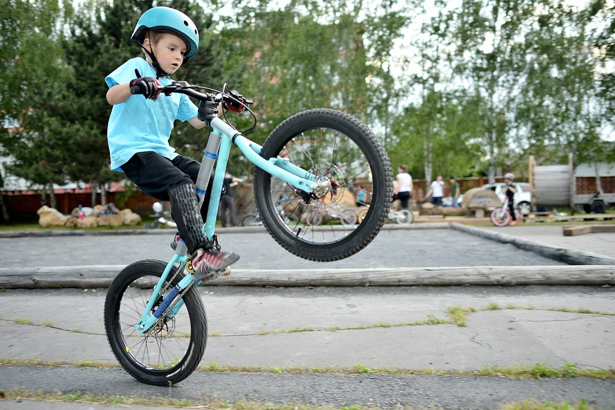 Riskantní nebo rychlá jízda na kola může přivodit pád a naražení žeber. Riskantní nebo rychlá jízda na kola může přivodit pád a naražení žeber.