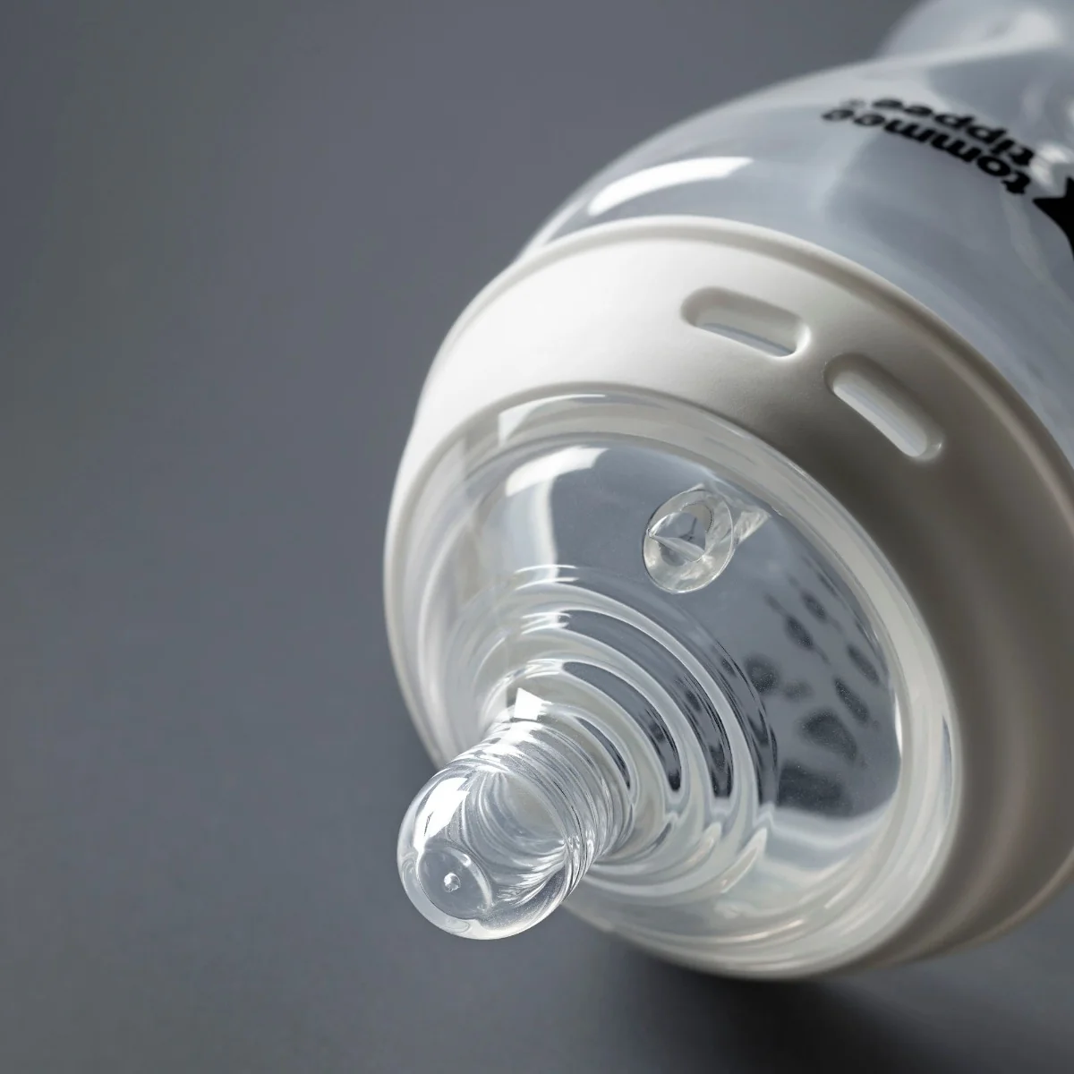 Tommee Tippee Natural Start Samosterilizační kojenecká láhev s Anti-Colic savičkou Pomalý průtok 0m+ 260 ml 1 ks čirá