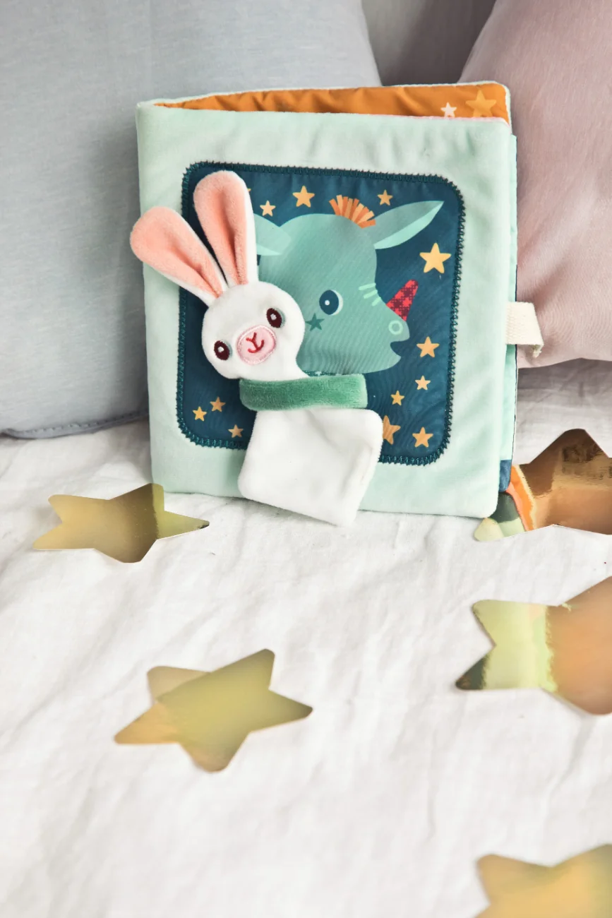 Lilliputiens textilní knížka s aktivitami -dráček Joe a jeho muchláček
