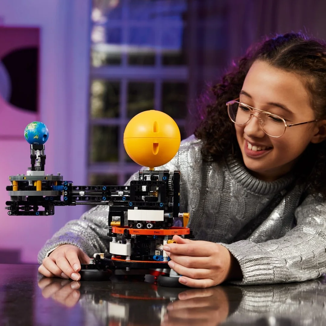 LEGO® Technic™ 42179 Planeta Země a Měsíc na oběžné dráze