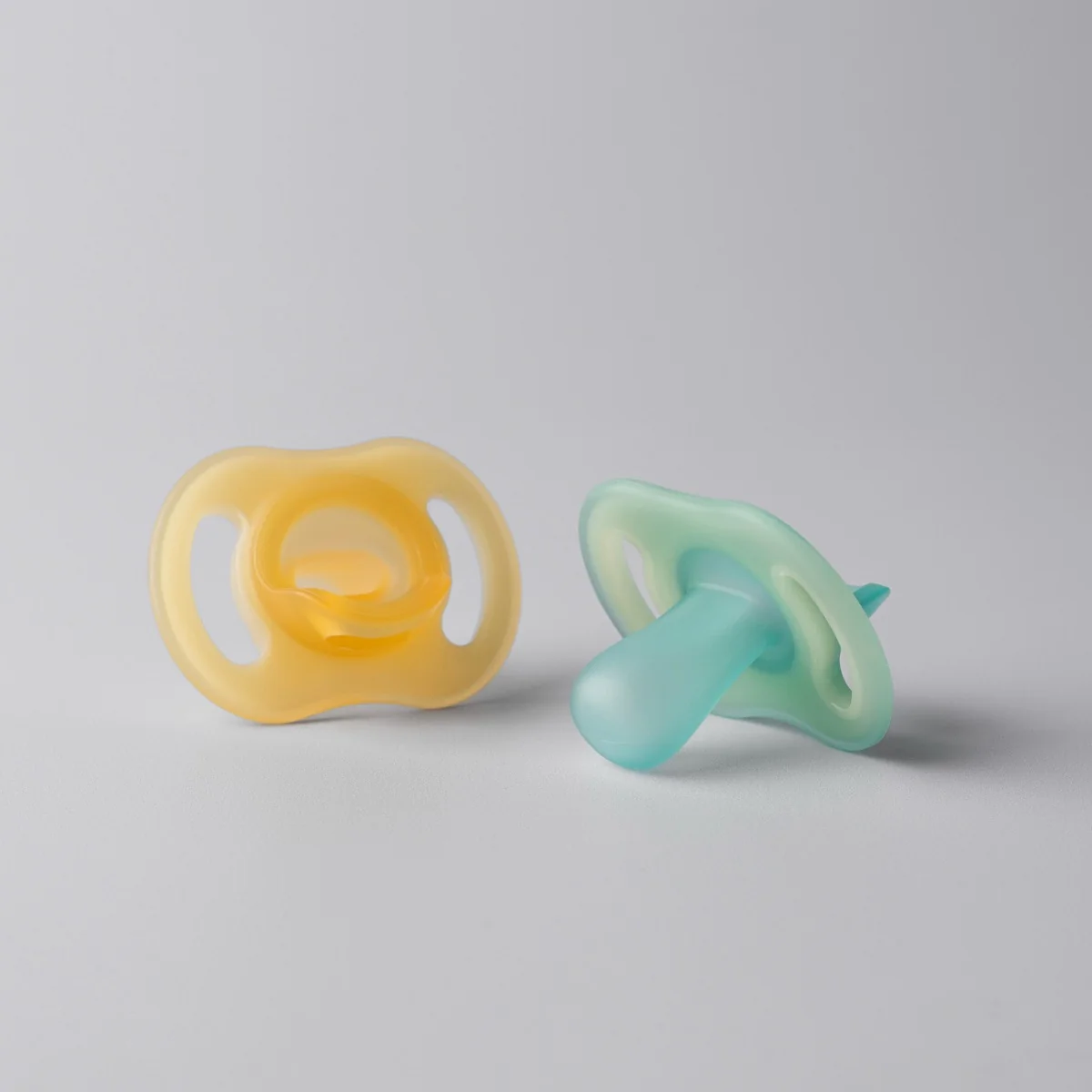 Tommee Tippee Silikonový dudlík Ultra-light Night 0-6m 2 ks oranžová a zelená