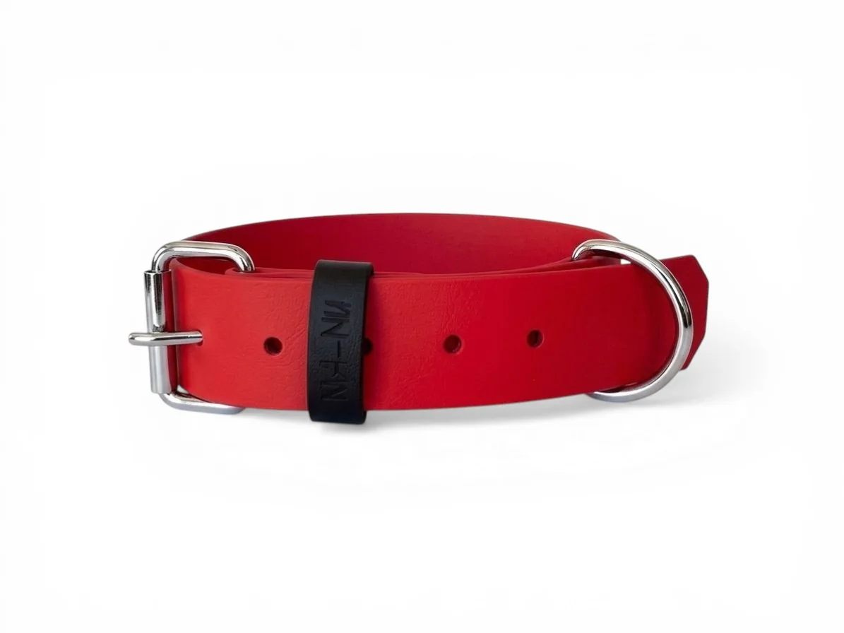 MA-NU Obojek Sweet Bloody, Červený, Kování: Černé, Obvod: 25 - 35 cm, Šířka: 2,5 cm