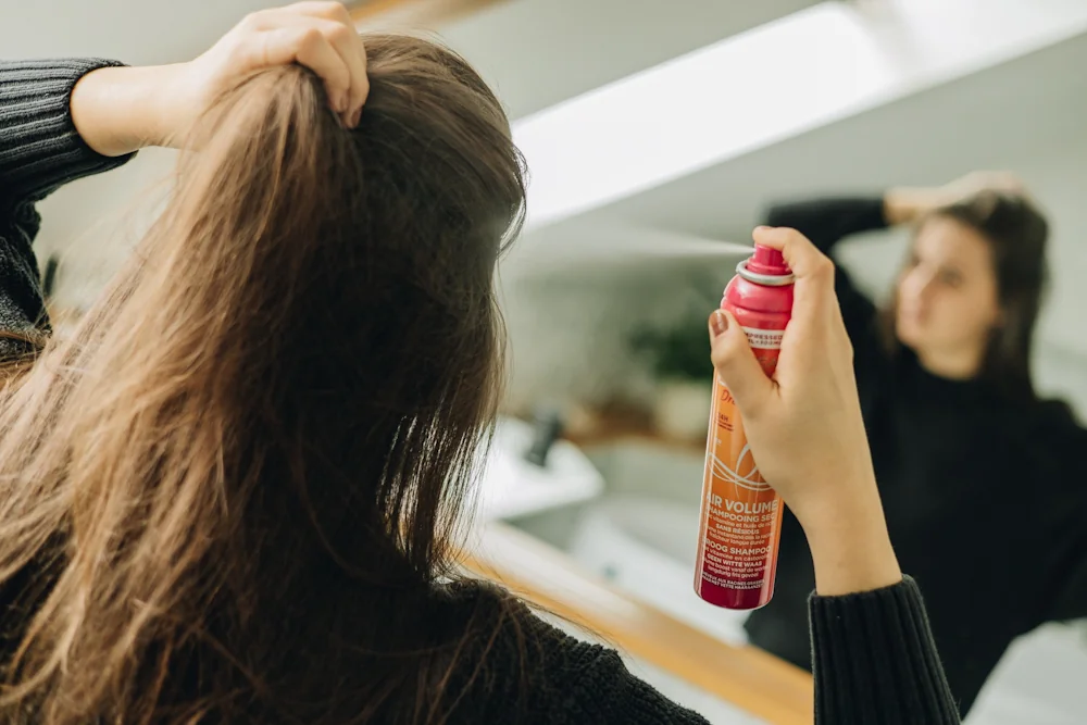 Suchý šampon je v dnešní hektické době pro mnohé ženy vítaným pomocníkem. Suchý šampon je v dnešní hektické době pro mnohé ženy vítaným pomocníkem.