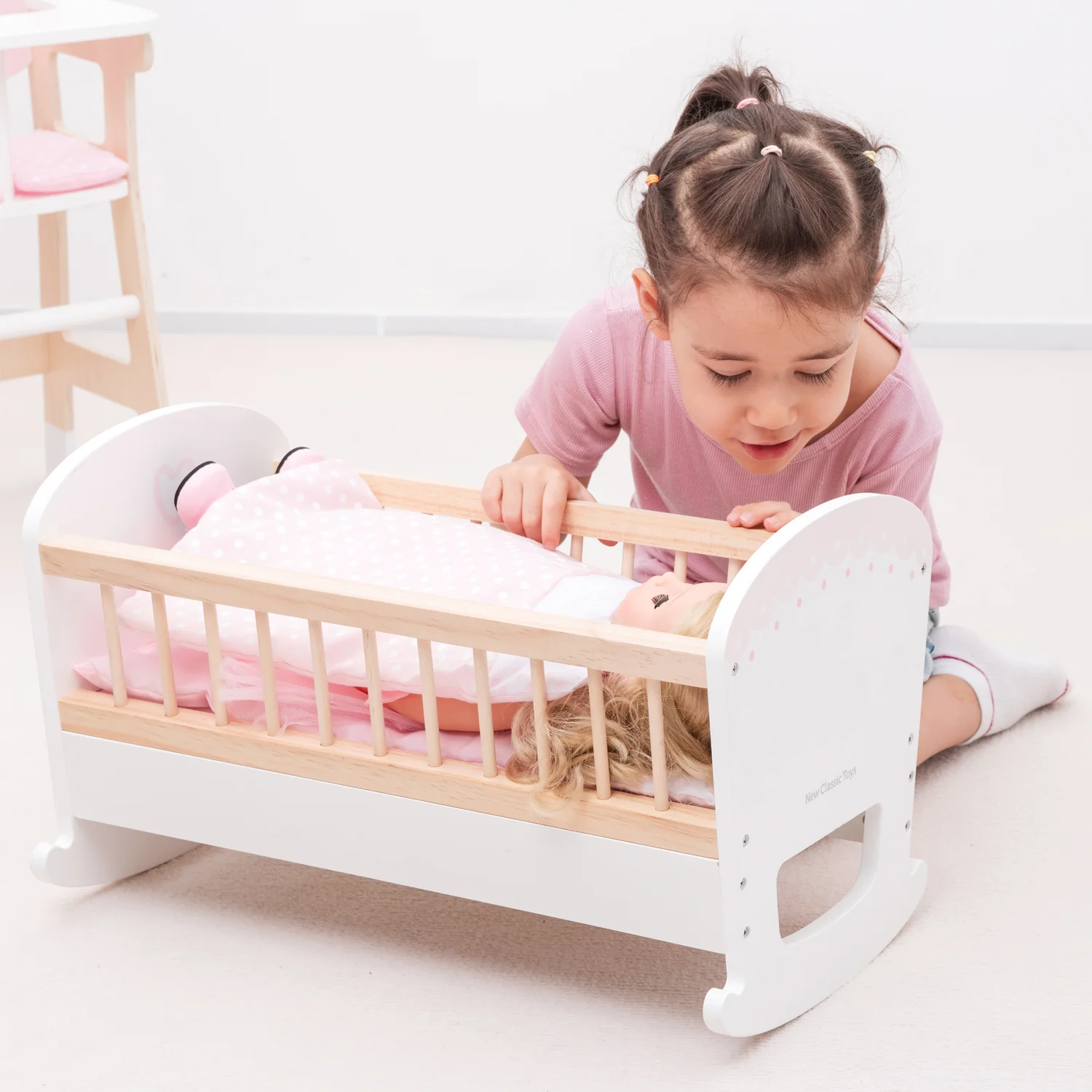 New Classic Toys Dřevěná kolébka pro panenky s matrací, peřinkou a polštářkem
