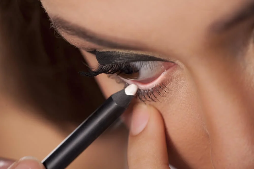 Bílá tužka na oči dokáže oči opticky zvětšit a rozjasnit. Bílá tužka na oči dokáže oči opticky zvětšit a rozjasnit.