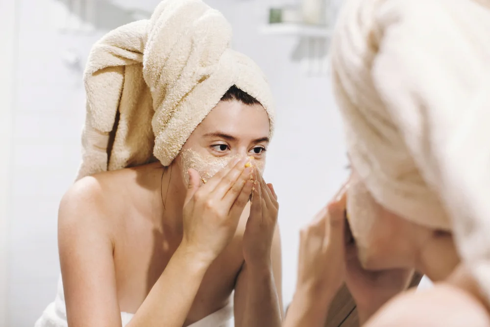 Jak předejít černým tečkám? Zařaďte peeling. Jak předejít černým tečkám? Zařaďte peeling.