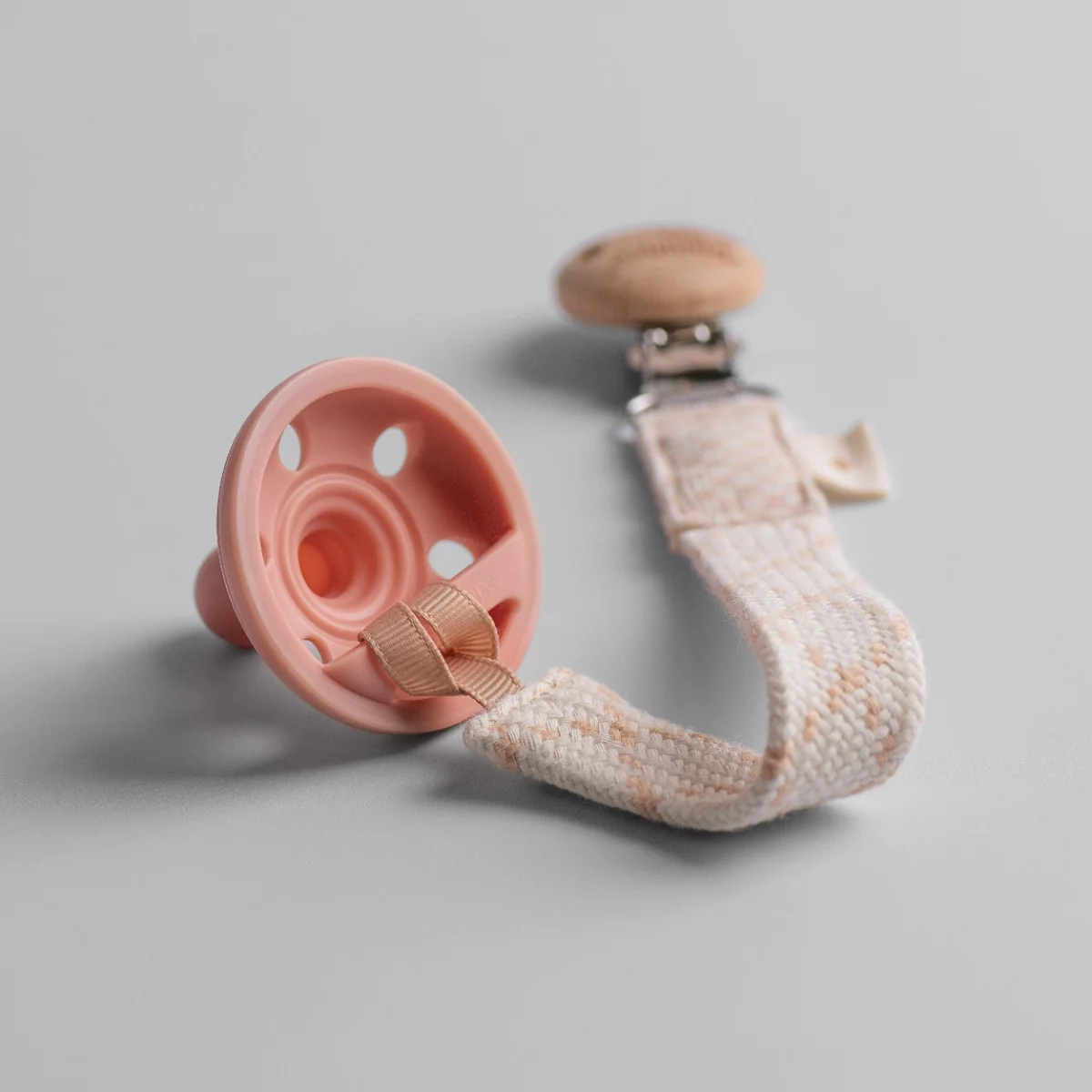 Tommee Tippee Klip na dudlík z BIO bavlny 0m+ 1 ks béžový