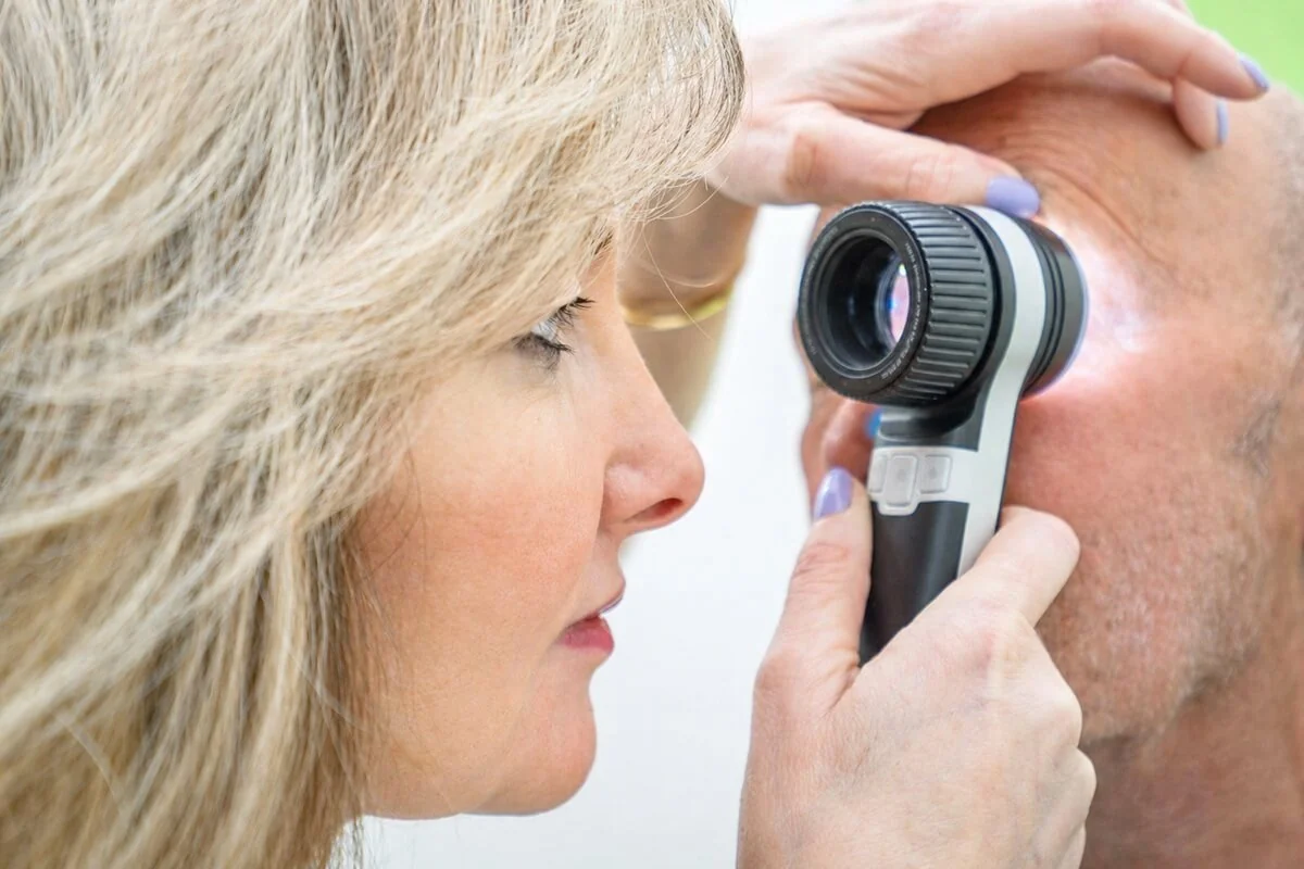 Vyšetření pigmentového znaménka pomocí digitálního dermatoskopu v rámci akce Stan proti melanomu Vyšetření pigmentového znaménka pomocí digitálního dermatoskopu v rámci akce Stan proti melanomu
