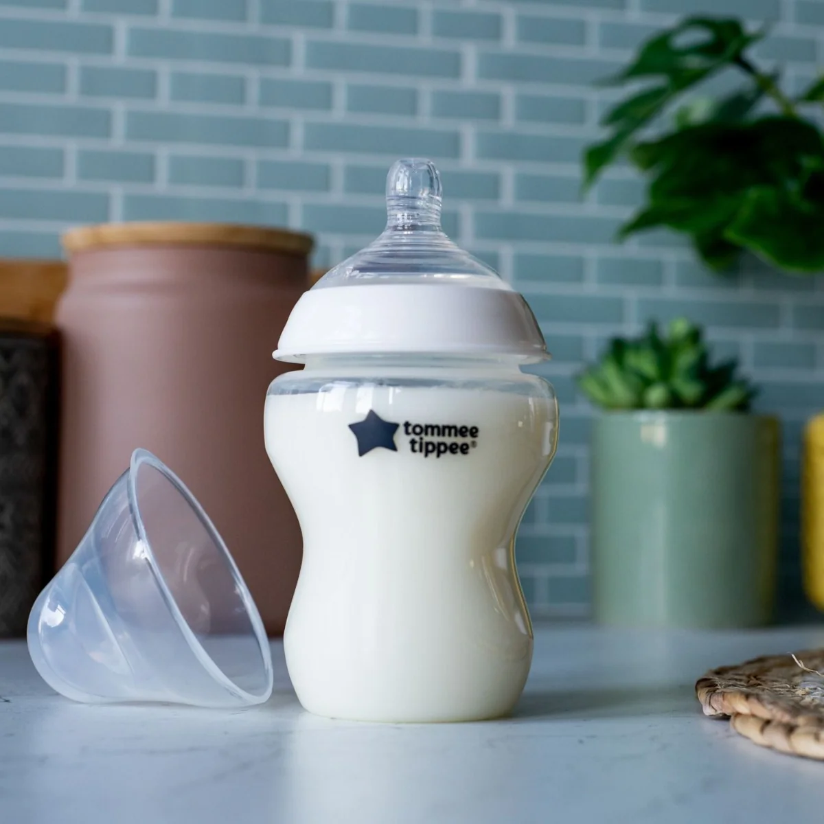 Tommee Tippee Kojenecká lahev ANTI-COLIC pomalý průtok 0m+ 260 ml 1 ks