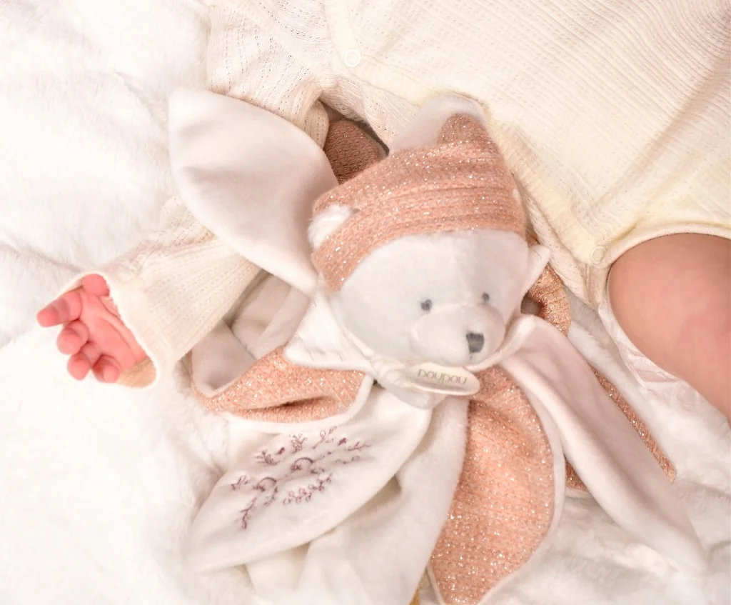 Doudou et Compagnie Paris Dárková sada Plyšový muchláček medvídek s čepičkou 25 cm růžový