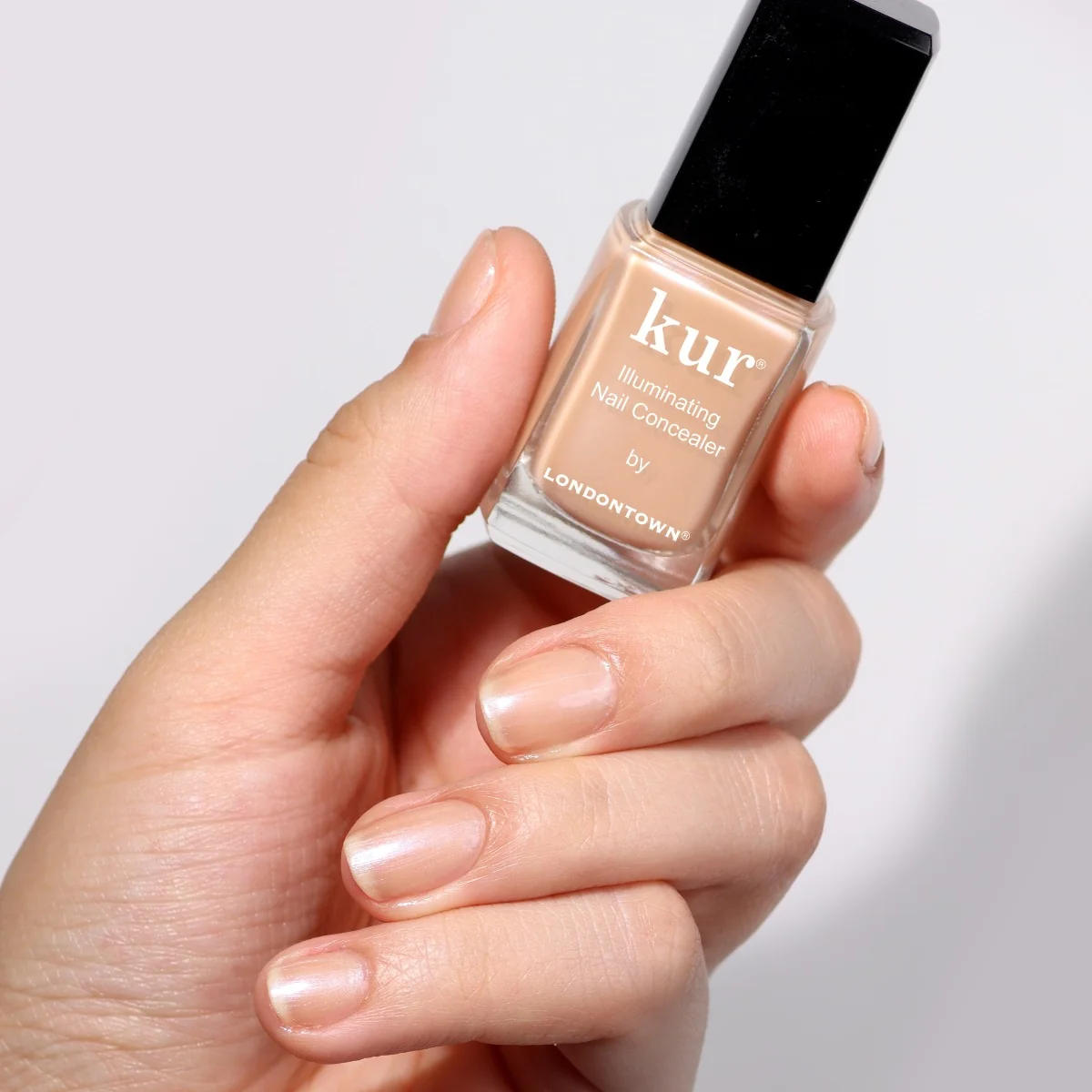 Londontown kur Illuminating Nail Concealer Bare výživný lak na nehty 12 ml