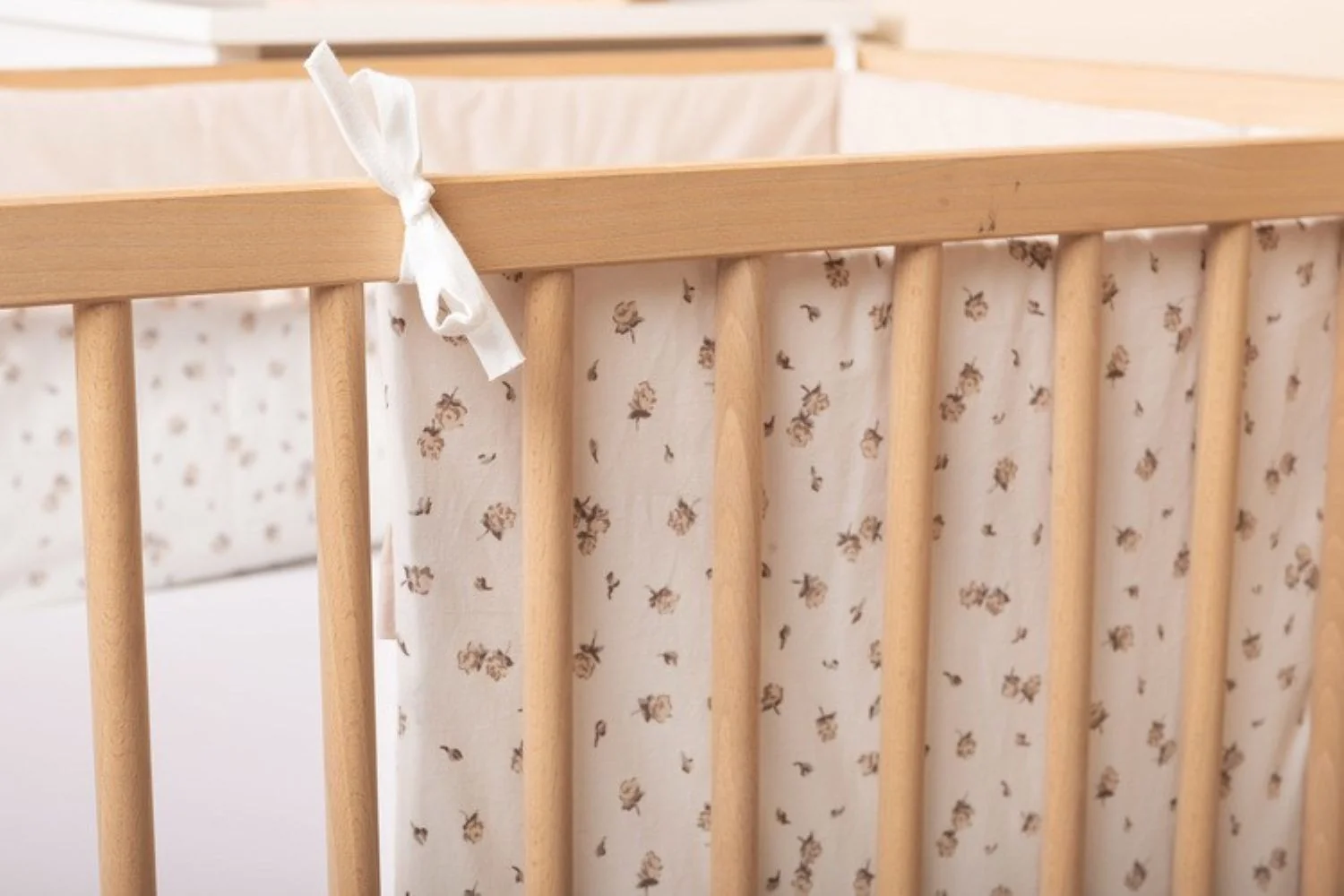 SENSILLO Mantinel do postýlky Rose Beige bavlněný s volánem 180 × 30 cm 