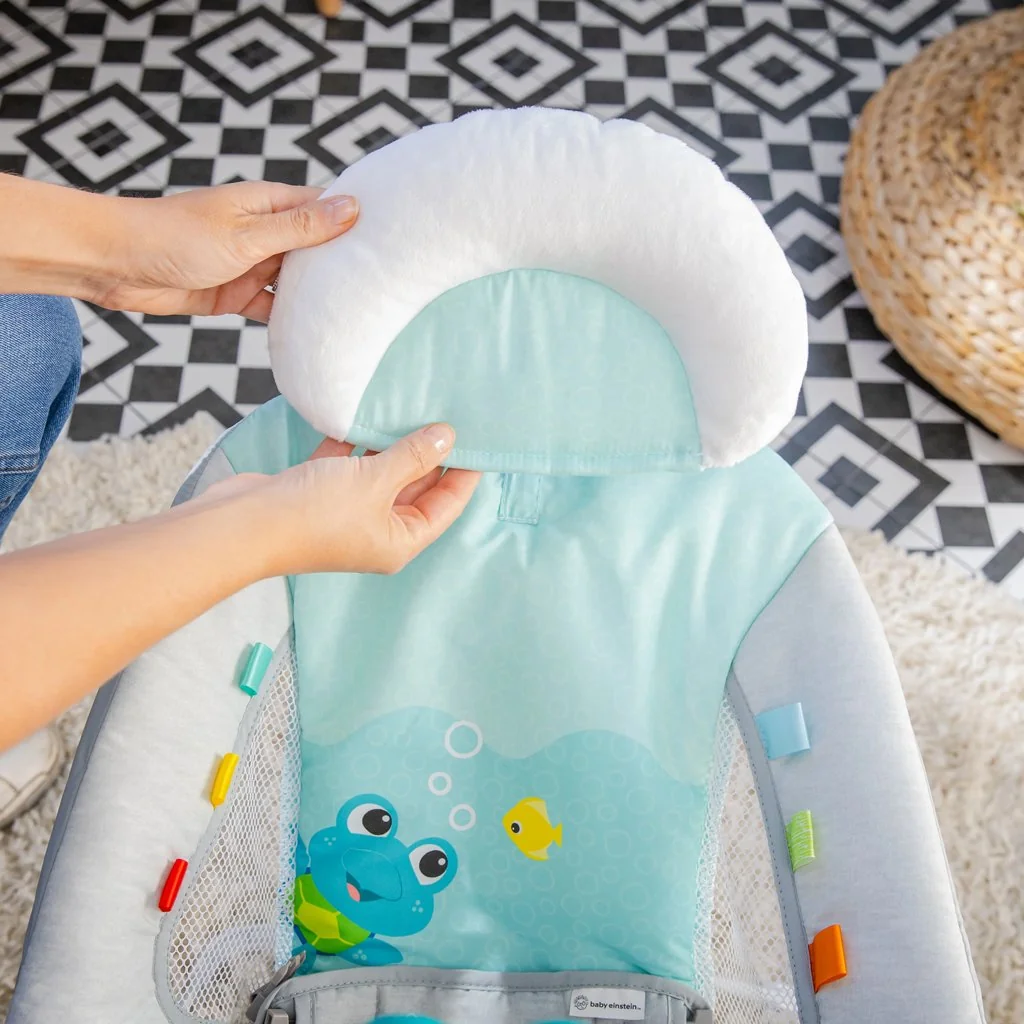 Baby Einstein Lehátko hudební vibrační se světly Kick to It Neptune do 9 kg