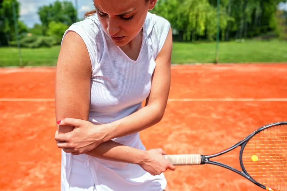 Tenisový loket netrápí jen hráče tenisu…