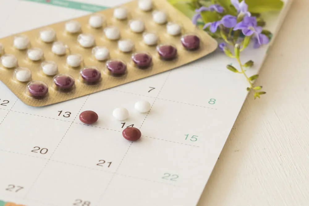 Účinnost antikoncepčních pilulek mohou kromě některých léků snížit i přírodní přípravky, jako je např. živočišné uhlí.lí.