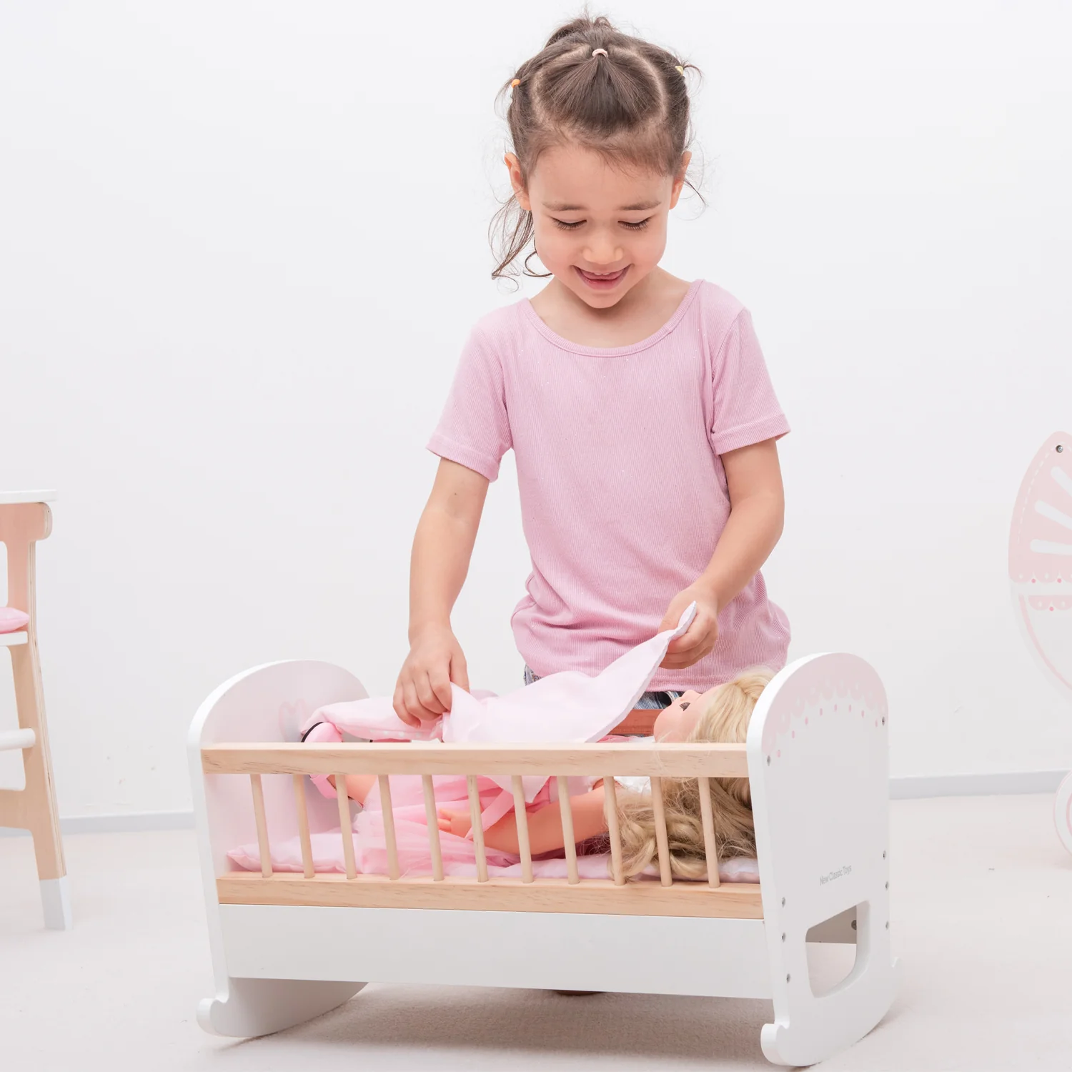 New Classic Toys Dřevěná kolébka pro panenky s matrací, peřinkou a polštářkem