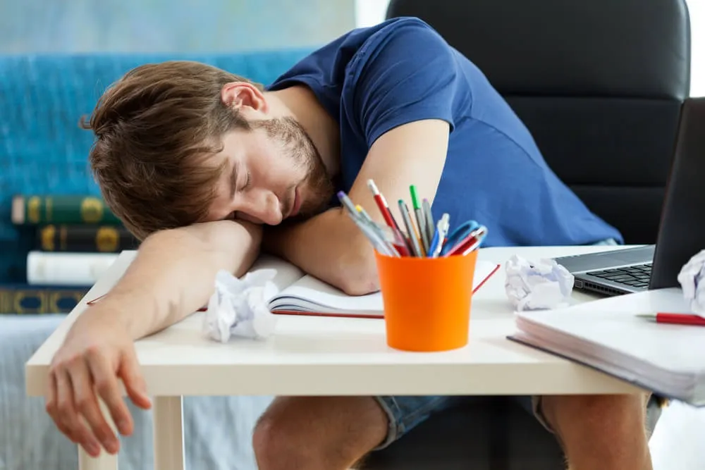 Spánková apnoe na sebe může upozornit například nadměrnou denní spavostí.