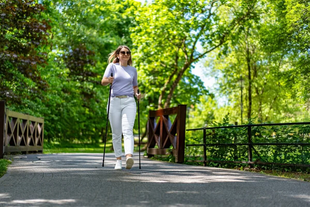 Žena s holemi na nordig walking Žena s holemi na nordig walking