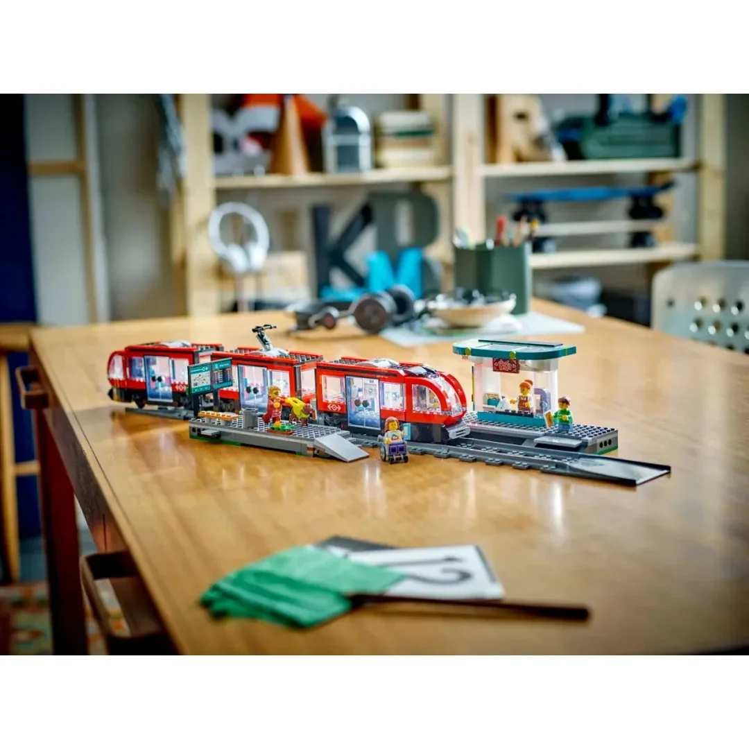 LEGO® City 60423 Tramvaj a zastávka v centru města