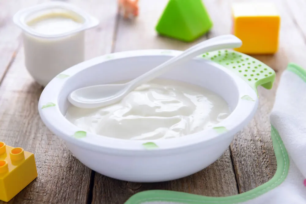 Bílá jogurt obsahuje velké množství probiotik prospěšných pro udržení zdravé střevní mikroflóry dětí.