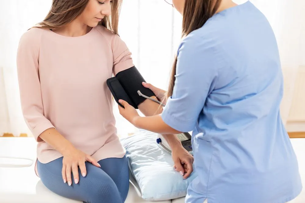 Nízký krevní tlak – jaké jsou příznaky a lze ho léčit?