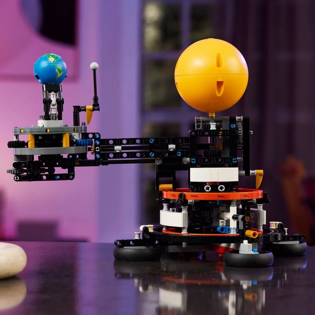 LEGO® Technic™ 42179 Planeta Země a Měsíc na oběžné dráze