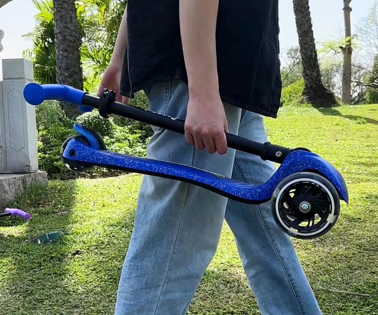 Milly Mally Dětská koloběžka SPARKY LED tříkolová – svítící kolečka, nastavitelná, modrá
