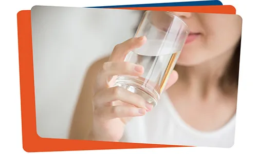 Jelikož při průjmu ztrácíte mnoho tekutin, je důležité věnovat velkou pozornost jejich náhradě a dostatečně (mnohem více, než obvykle) pít, abyste předešli dehydrataci organismu.