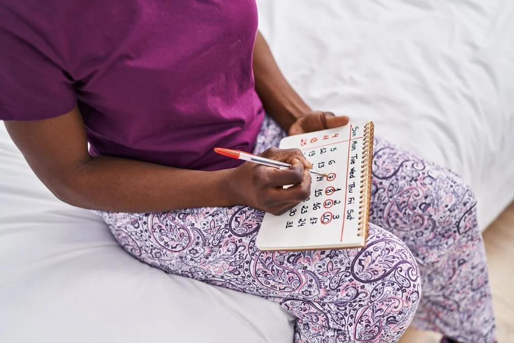 Za menstruačními bolestmi bez menstruace může stát celá řada zdravotních problémů.