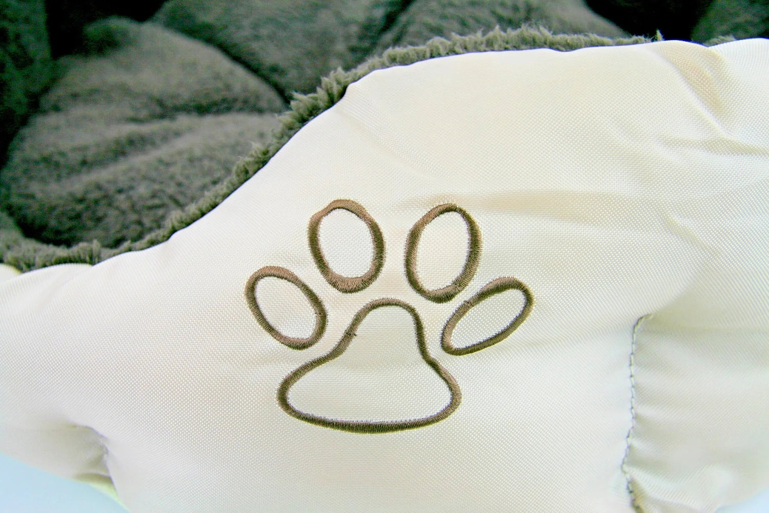 Akinu pelech nylon&fleece s tlapkou kulatý béžový S 45x40 cm