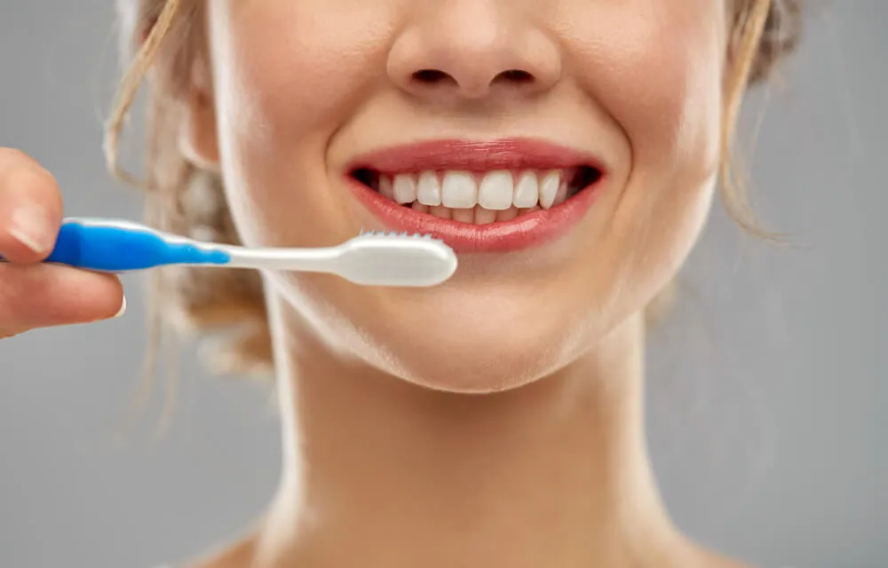 Některé pasty na citlivé zuby zároveň působí antibakteriálně, podporují remineralizaci zubní skloviny a revitalizují dásně.