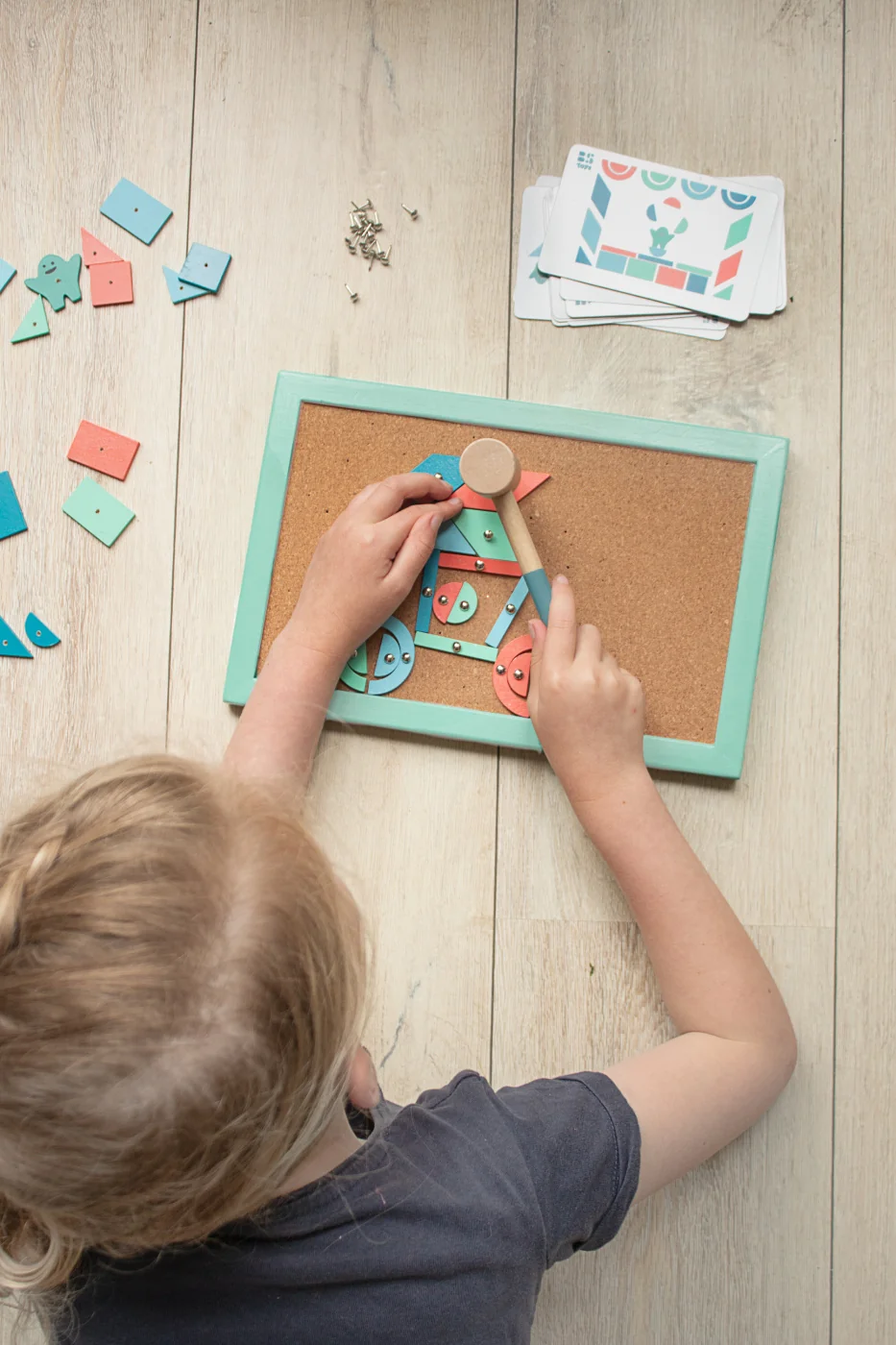 BS Toys Zatloukačka s kladívkem a hřebíčky 