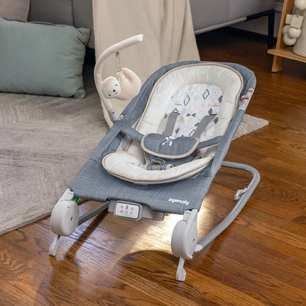 Ingenuity Lehátko masážní vibrující s melodií Happy Belly™ Rock-to-Bounce - Parker™ 0m+