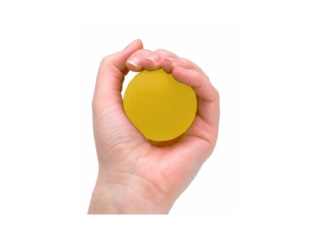 Thera-Band Hand Exerciser - posilovač rukou gelová kulička, žlutá - slabá