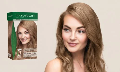 Přírodní permanentní barva na vlasy pro domácí použití NATURIGIN Light Ash Blond, odstín 8.1 dodá vlasům přirozeně světlejší blond odstín se studeným odleskem. Přírodní permanentní barva na vlasy pro domácí použití NATURIGIN Light Ash Blond, odstín 8.1 dodá vlasům přirozeně světlejší blond odstín se studeným odleskem.