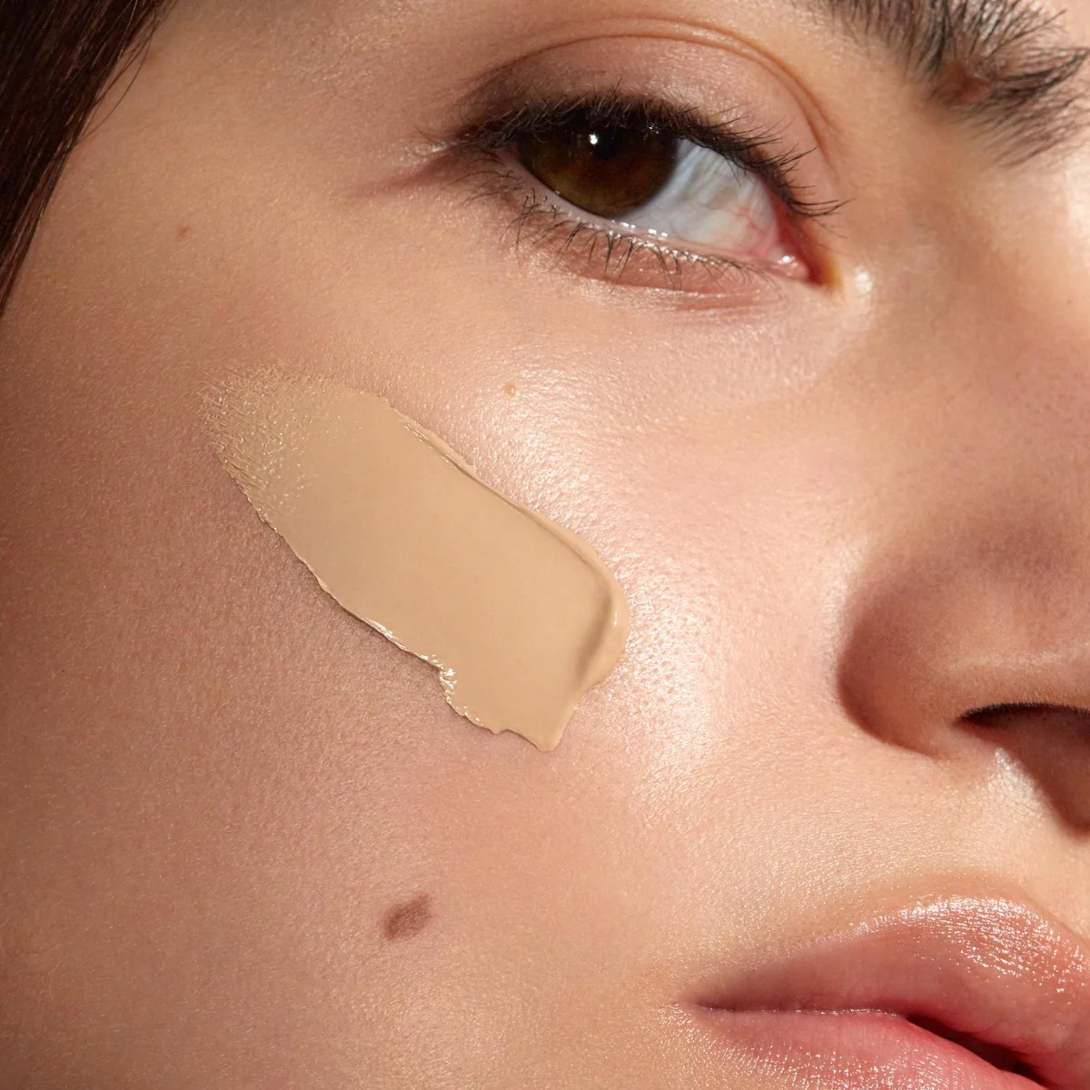 MÁDARA Skinonym True Beige polomatný make-up s peptidy 30 ml