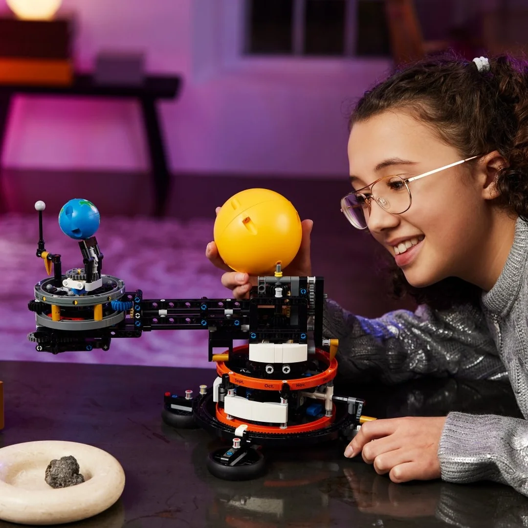 LEGO® Technic™ 42179 Planeta Země a Měsíc na oběžné dráze