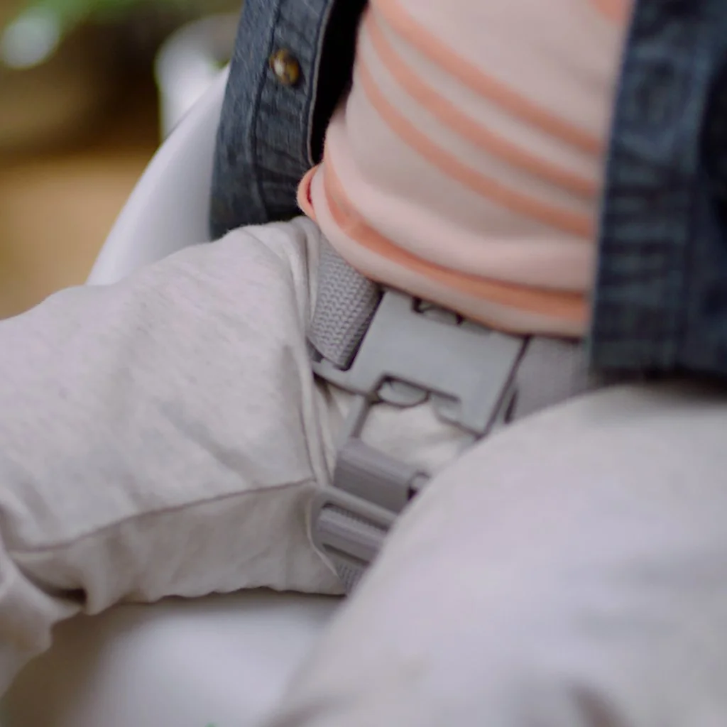 Ingenuity Jídelní židlička na židli Simplicity Seat™ Grey 6m+, do 15kg