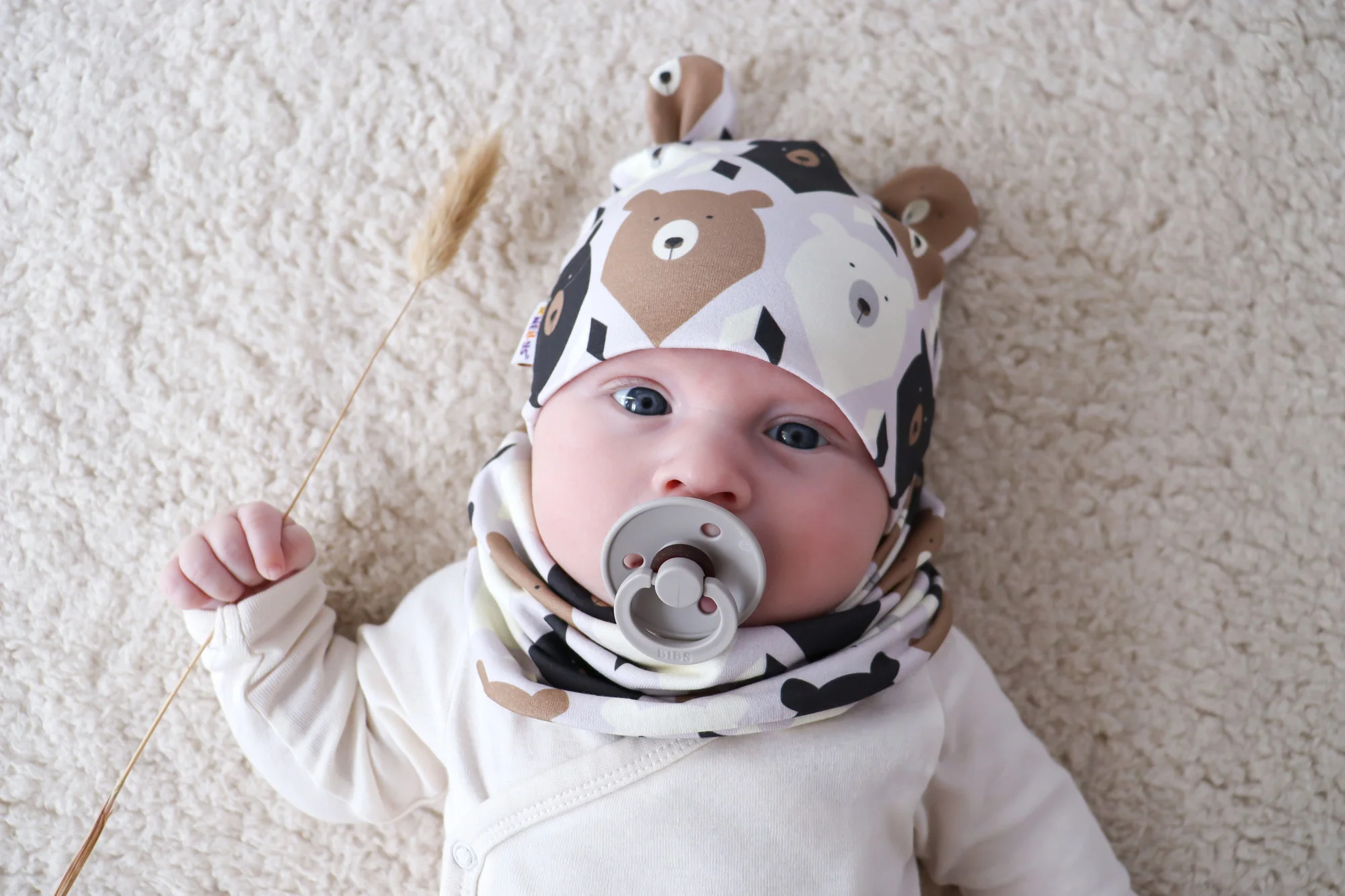 Baby Nellys Dvouvrstvá čepice s oušky + komínek Medvědi, hnědá/smetanová