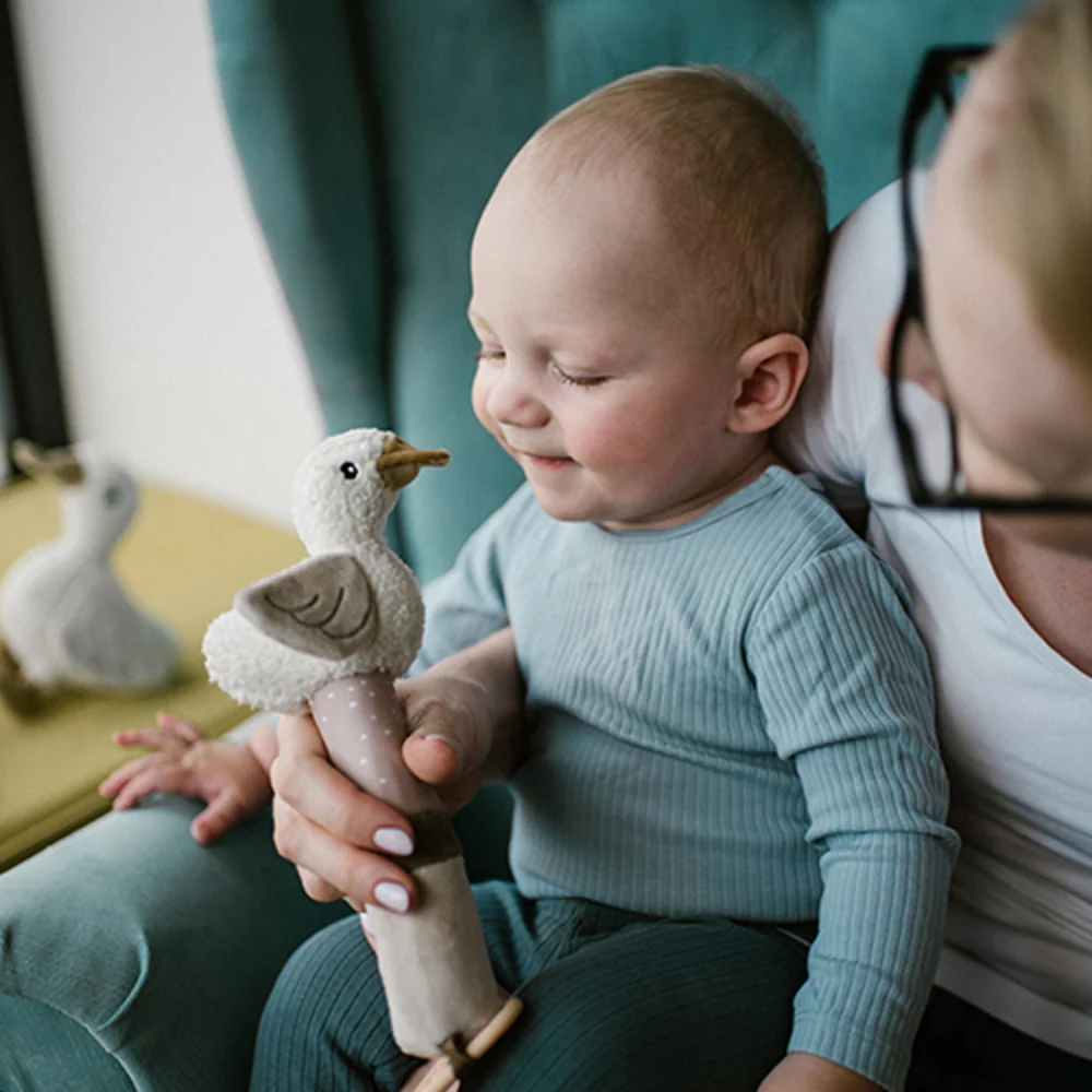 Babyono Plyšová hračka s pískátkem a kousátkem GOOSE ZOE, krémová